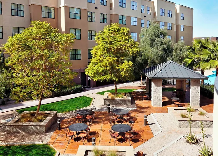 Courtyard North / Happy Valley Hotel