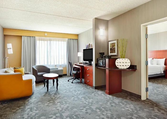 Hotel Courtyard North / Happy Valley